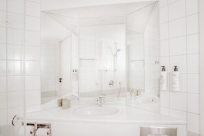 Free toiletries, hair dryer, towels - Jegtvolden Fjordhotell (Inderøy)