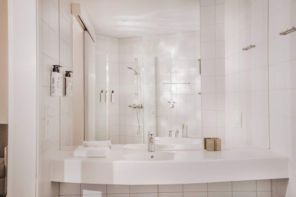 suite, terrace, sea view (oceanfront) | bathroom | free toiletries, hair dryer, towels