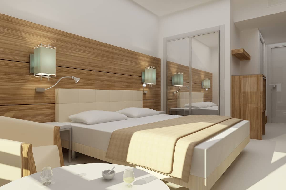 Minibar, brankas, meja kerja, dan kedap suara