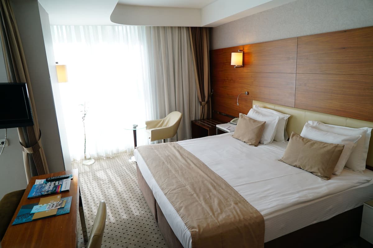 Kamar Double Standar | Minibar, brankas, meja kerja, dan kedap suara