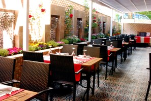 含每日吃到飽早餐