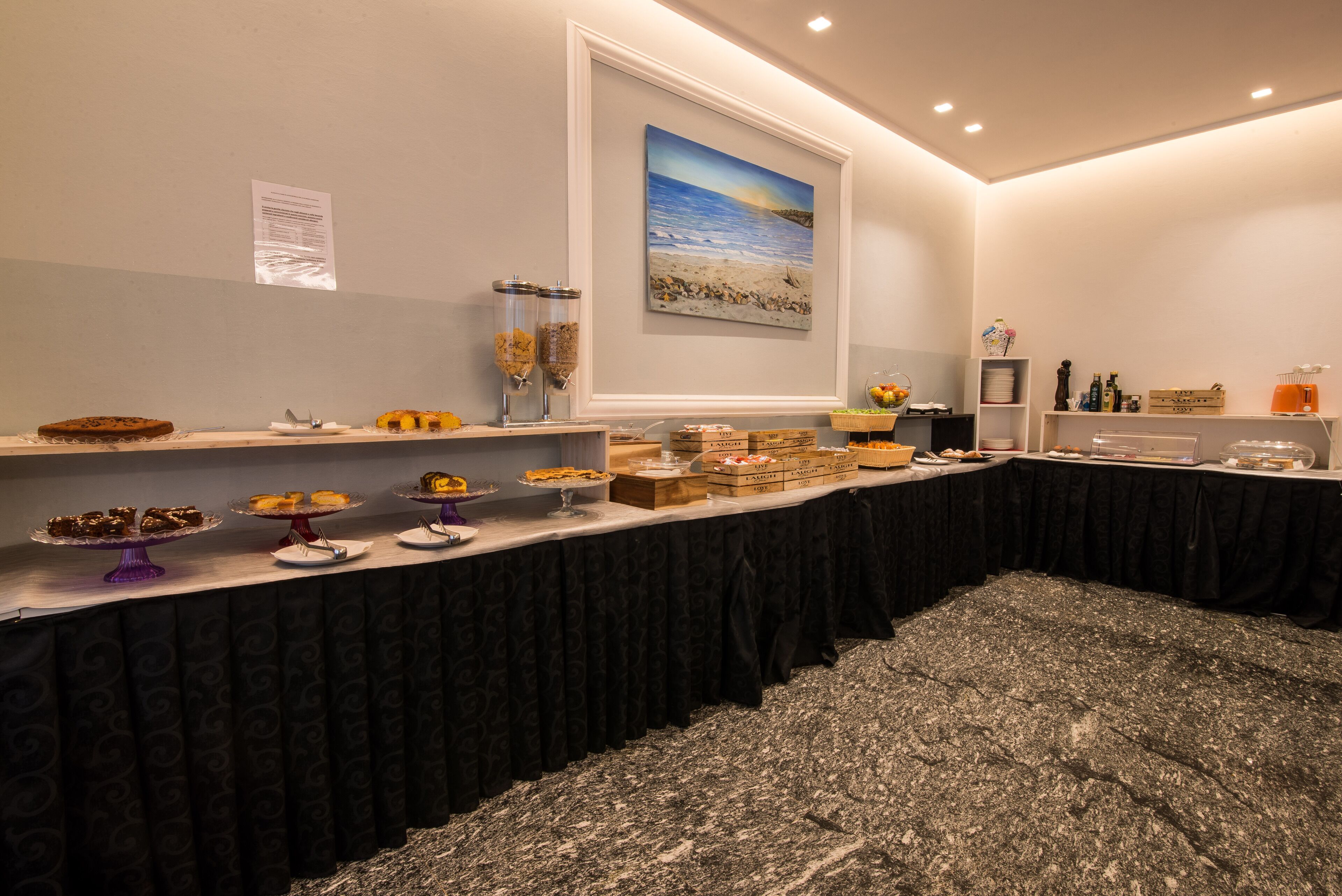 Tägliches kontinentales Frühstück (7 EUR pro Person)