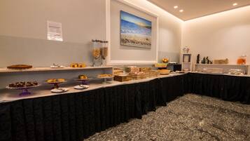 Tägliches kontinentales Frühstück (7 EUR pro Person)