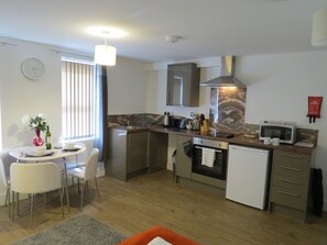 Business Studio, 1 Double Bed | Private kitchen | Fridge, microwave - Quora Regent (Leicester)