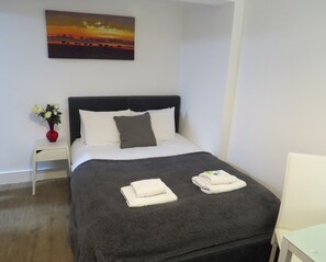 Business Studio, 1 Double Bed | Premium bedding, iron/ironing board, free WiFi - Quora Regent (Leicester)
