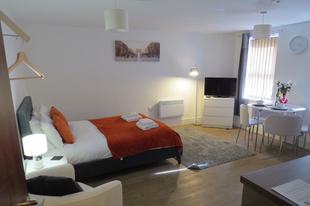 Premium bedding, iron/ironing board, free WiFi