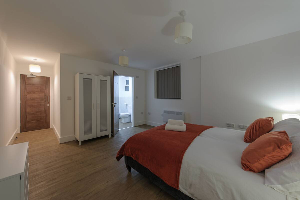 Premium bedding, iron/ironing board, WiFi (free)