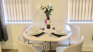 Business Studio, 1 Double Bed | In-room dining - Quora Regent (Leicester)