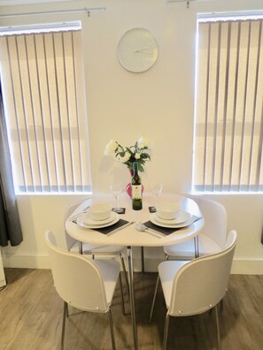 Business Studio, 1 Double Bed | In-room dining - Quora Regent (Leicester)