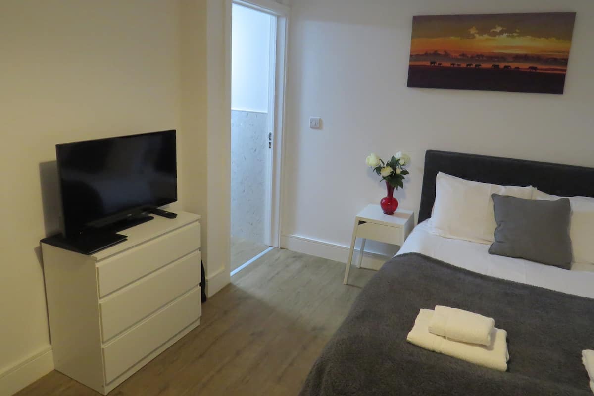Premium bedding, iron/ironing board, free WiFi