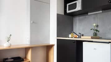 Estúdio, 1 cama de casal | Cozinha privada | Geladeira, micro-ondas, cooktop, talheres/pratos/utensílios de cozinha