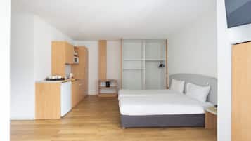 Un dormitorio moderno con cama, mesita de noche y armario empotrado.