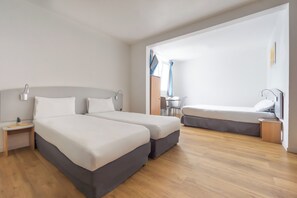 Estudio, 3 camas individuales | Escritorio, cortinas blackout, wifi gratis y ropa de cama 