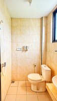Deluxe Twin Room | Bathroom | Shower, free toiletries, towels