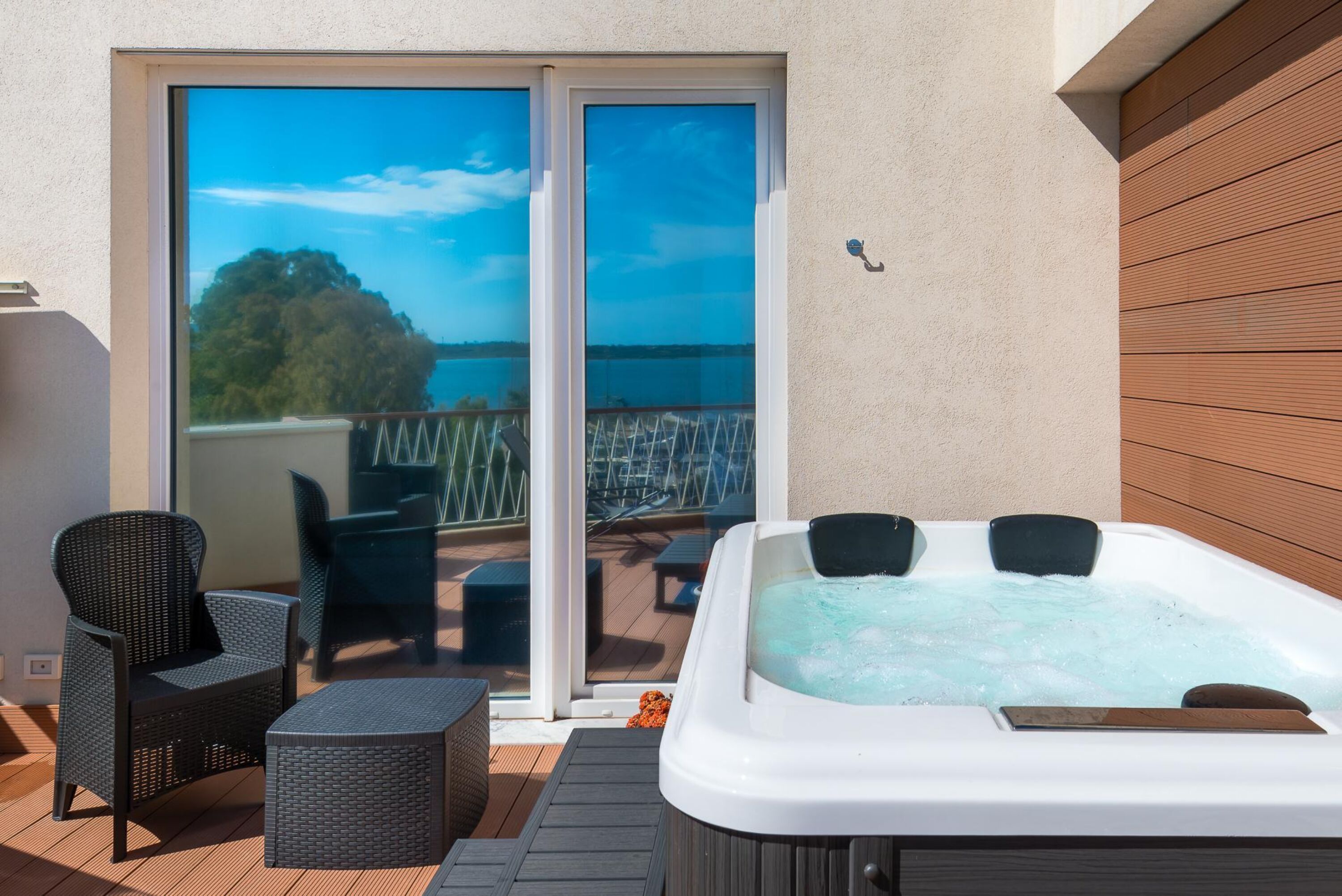 Suite Deluxe, bain à remous, vue mer | Terrasse/Patio