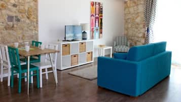 Appartamento, 1 camera da letto, balcone | Area soggiorno | TV LCD