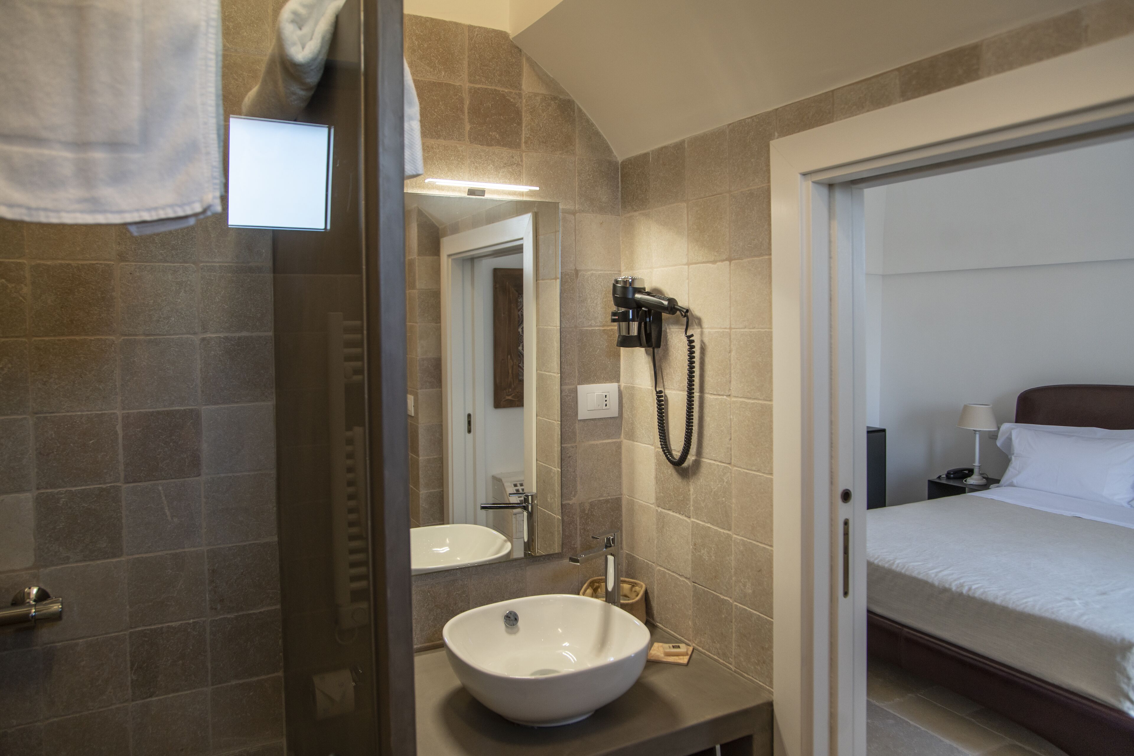 basic room | bathroom | free toiletries, bidet, towels