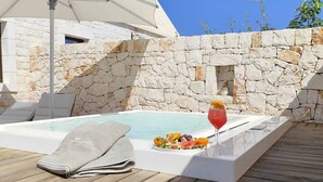 غرفة تنفيذية - بمغطس ساخن (Plus) | أغطية فراش متميزة وميني بار وخزنة داخل الغرفة ومكتب