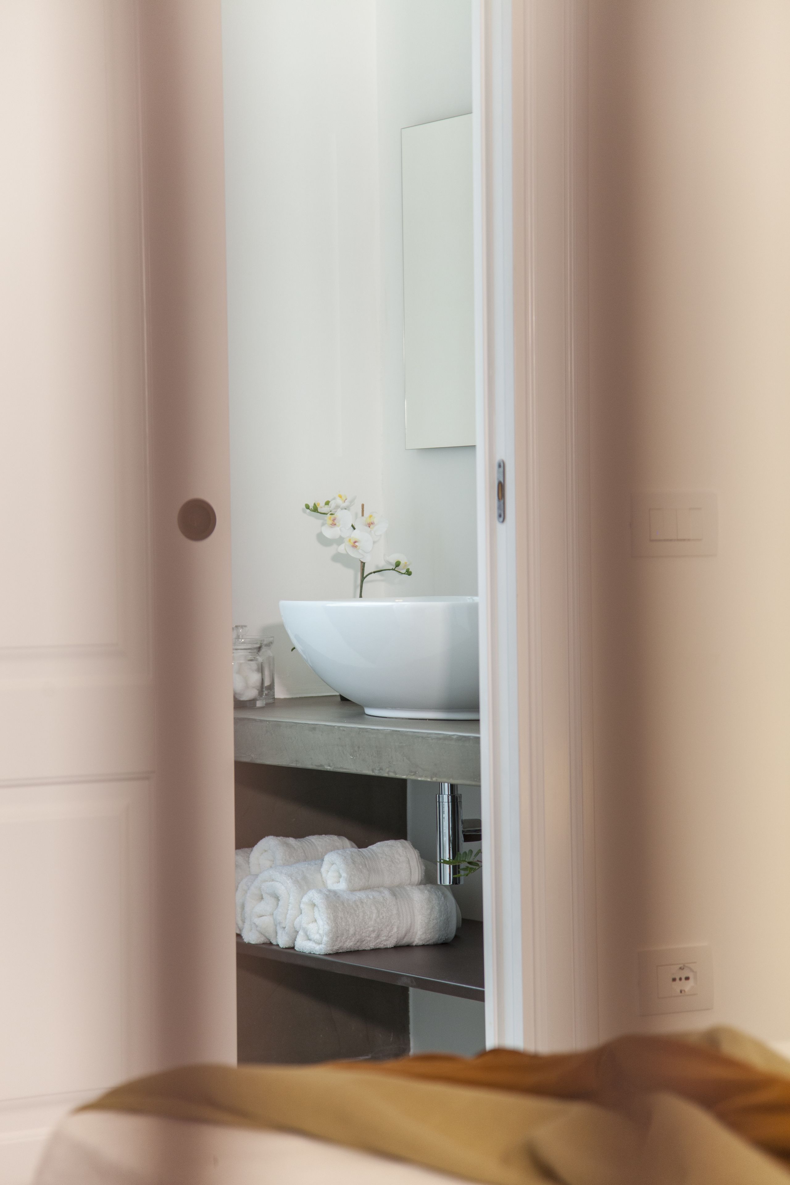 executive room, 1 queen bed, balcony, valley view | bathroom sink