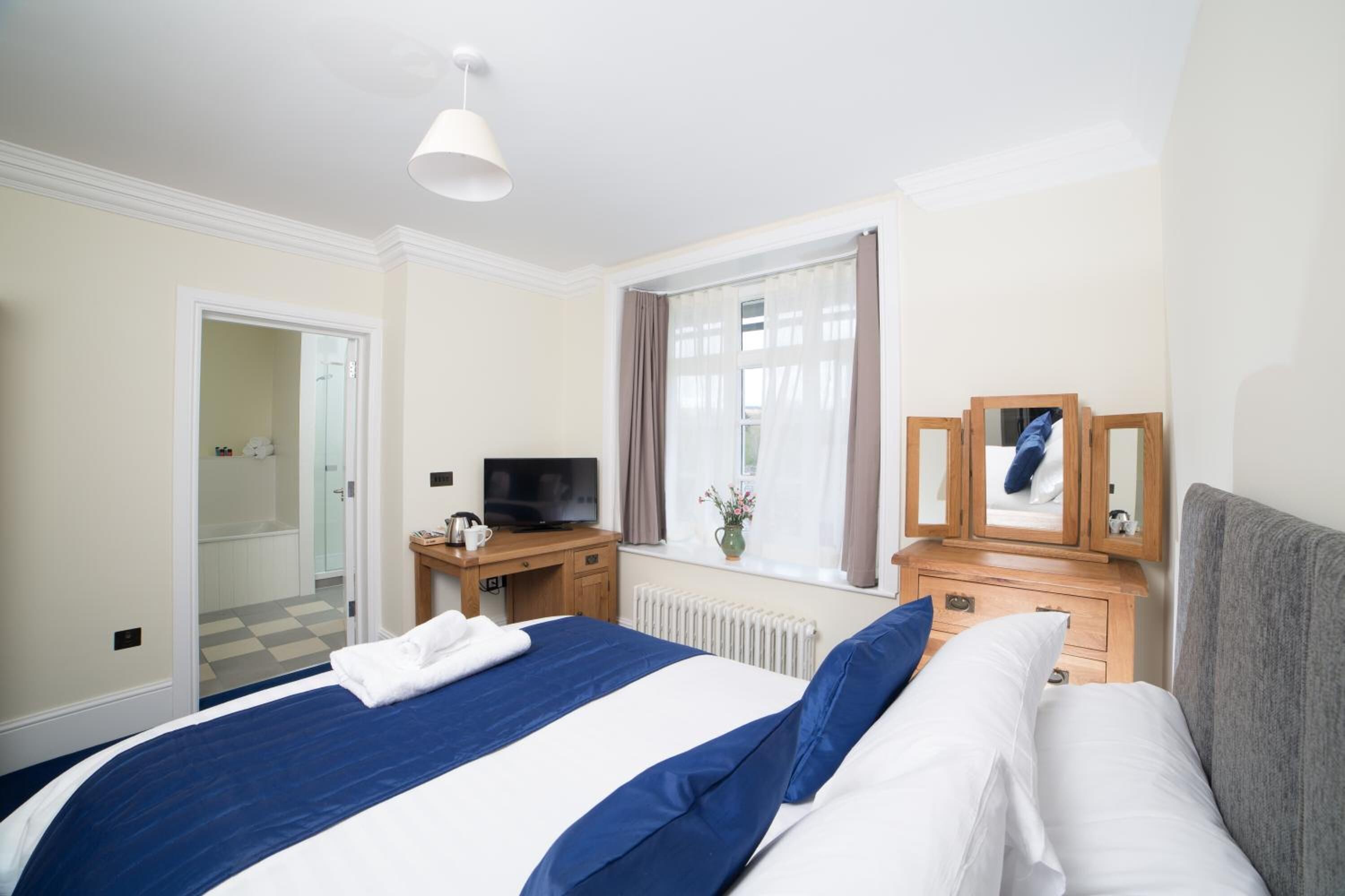 desk, laptop workspace, iron/ironing board, cots/infant beds