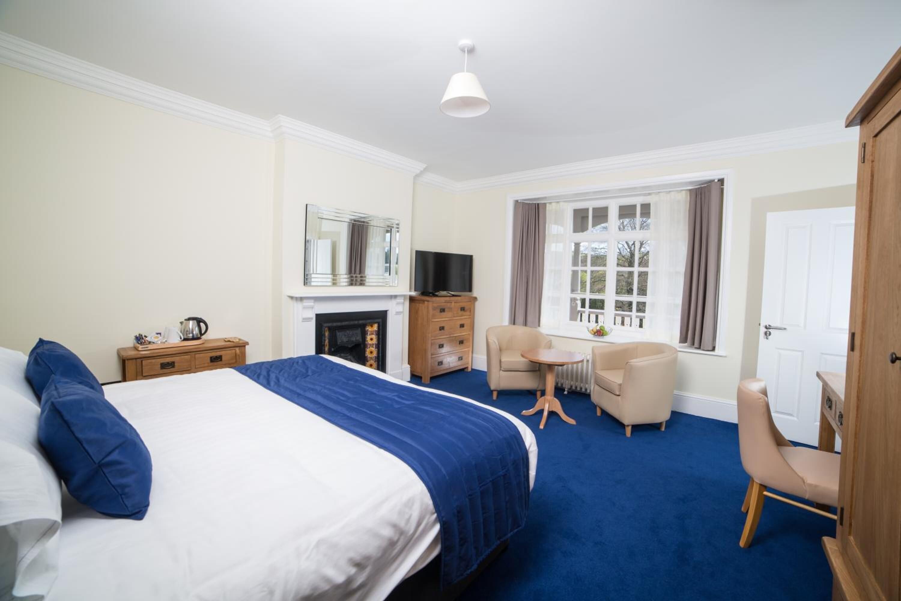 desk, laptop workspace, iron/ironing board, cots/infant beds