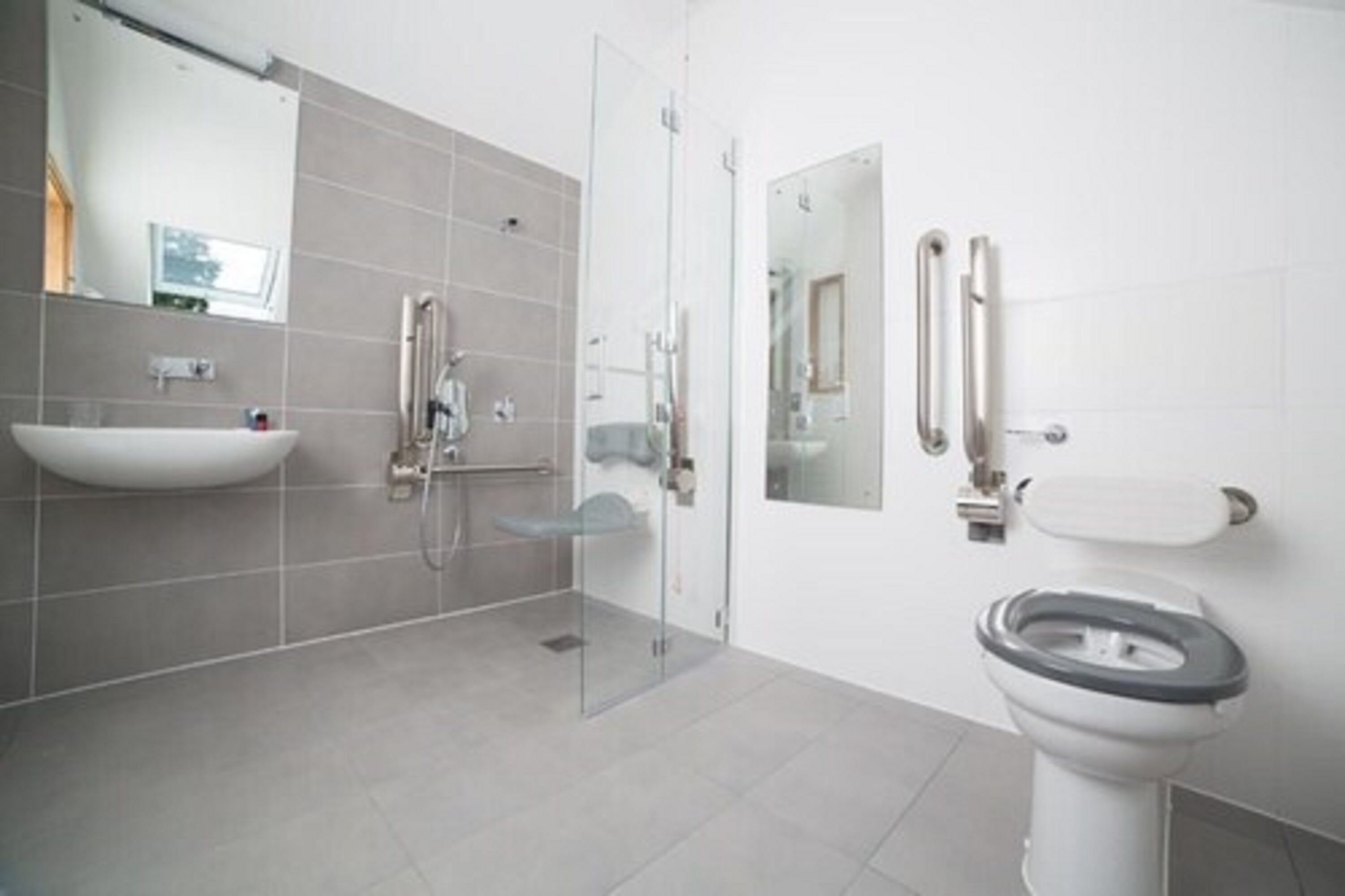 double room, accessible | bathroom | shower, free toiletries, hair dryer, towels