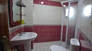 Exclusive Apartment, 2 Bedrooms | Bathroom | Shower, towels