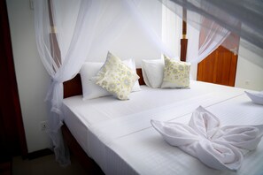 Desk, soundproofing, iron/ironing board, bed sheets - BV Residence (Tangalle)