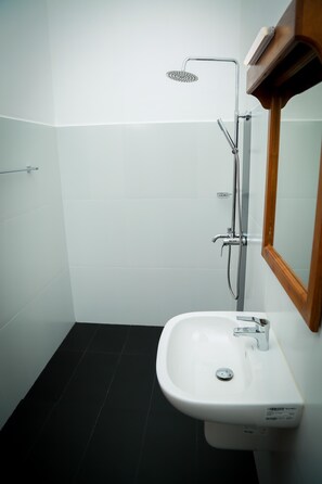 Shower, free toiletries, towels - BV Residence (Tangalle)