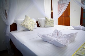 Desk, soundproofing, iron/ironing board, bed sheets - BV Residence (Tangalle)