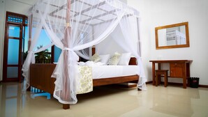 Desk, soundproofing, iron/ironing board, bed sheets - BV Residence (Tangalle)