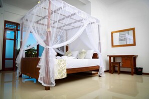 Bàn, phòng cách âm, bàn ủi/dụng cụ ủi quần áo, bộ trải giường 