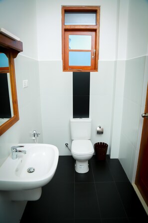 Shower, free toiletries, towels - BV Residence (Tangalle)