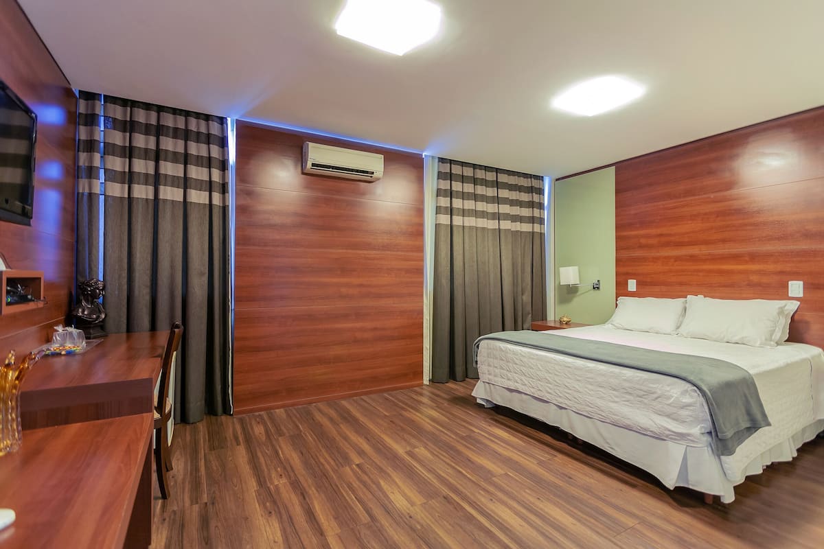 Minibar, caja de seguridad en la habitación y escritorio