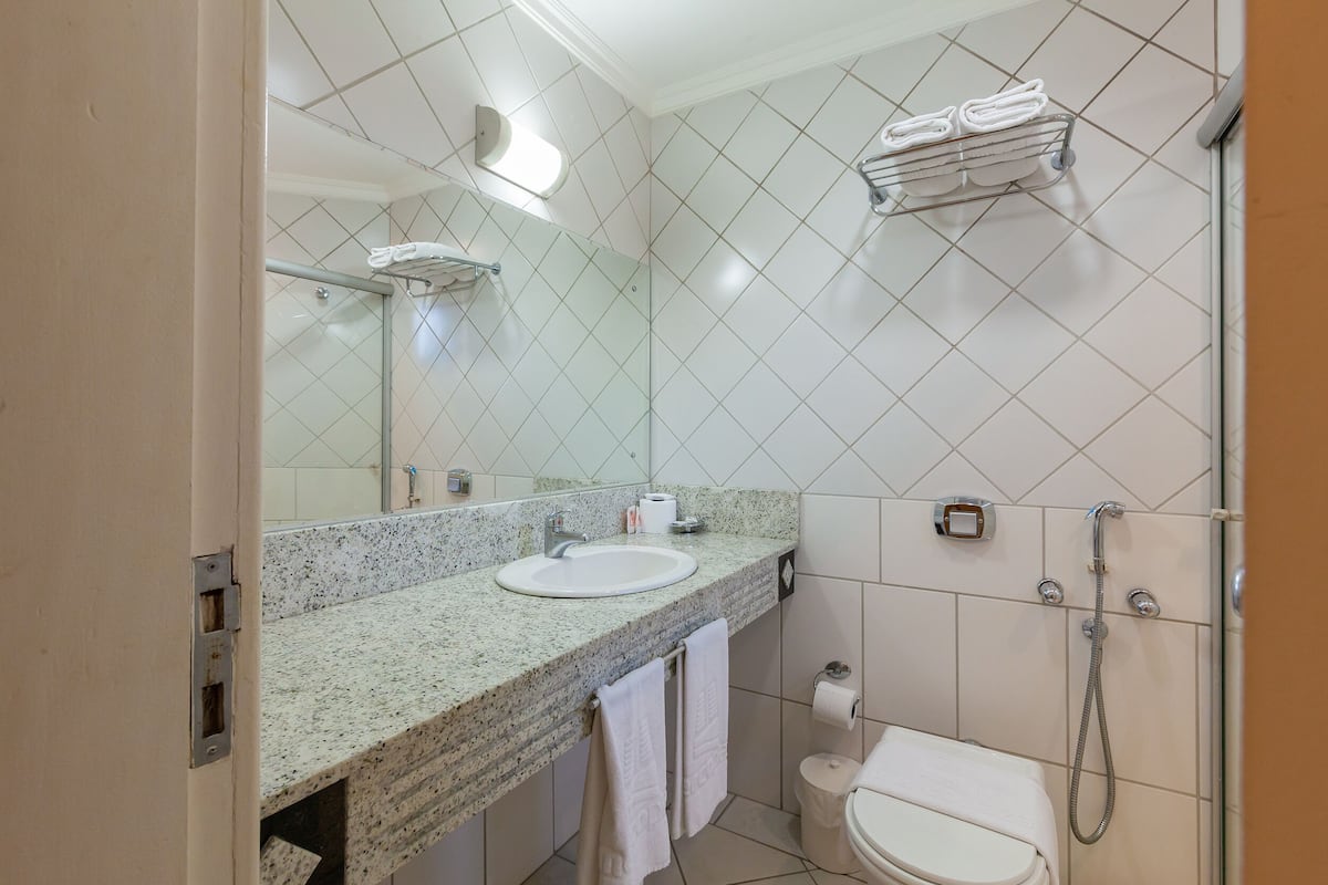 Standard Twin Room, 2 Twin Beds | Bathroom | Shower, rainfall showerhead, hair dryer, towels