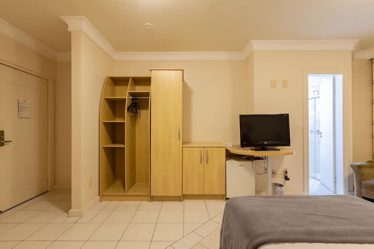 Deluxe Twin Room, 2 Twin Beds | Minibar, in-room safe, desk, blackout drapes