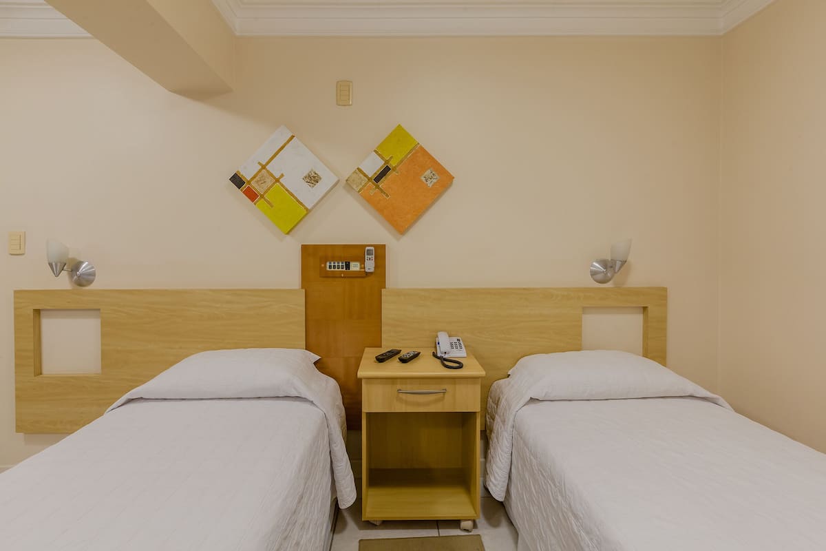 Minibar, safe på rommet, skrivebord og blendingsgardiner