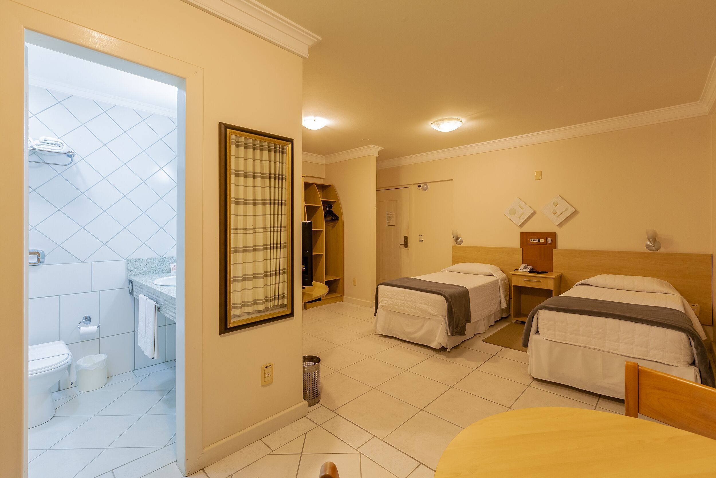 ミニバー、セーフティボックス (室内)、デスク、遮光カーテン