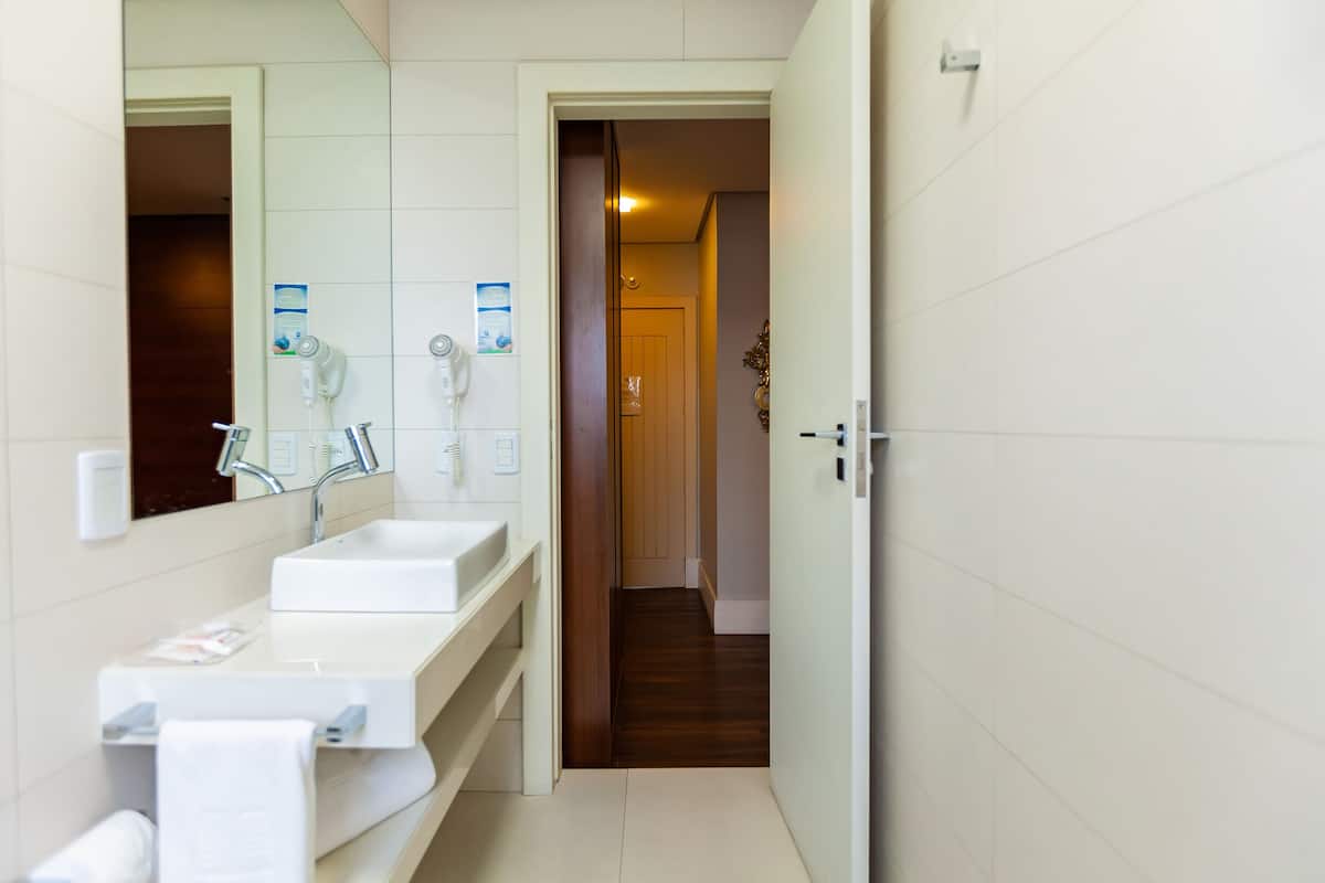 Superior Double Room | Bathroom | Shower, rainfall showerhead, hair dryer, towels