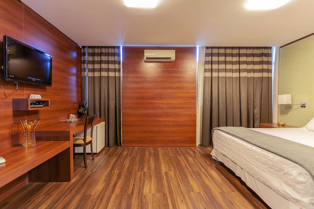 Minibar, caja de seguridad en la habitación y escritorio