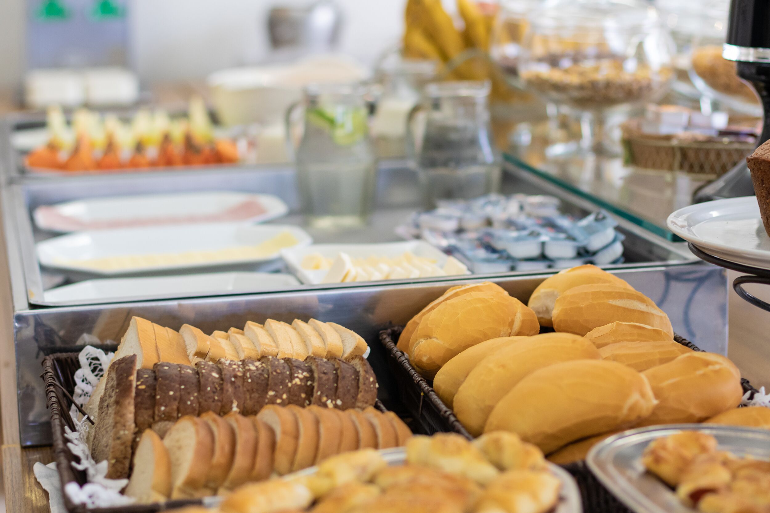 En buffet med forskellige brød og kager.