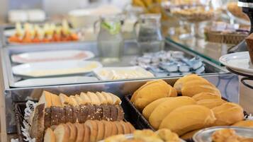 En buffet med forskellige brød og kager.