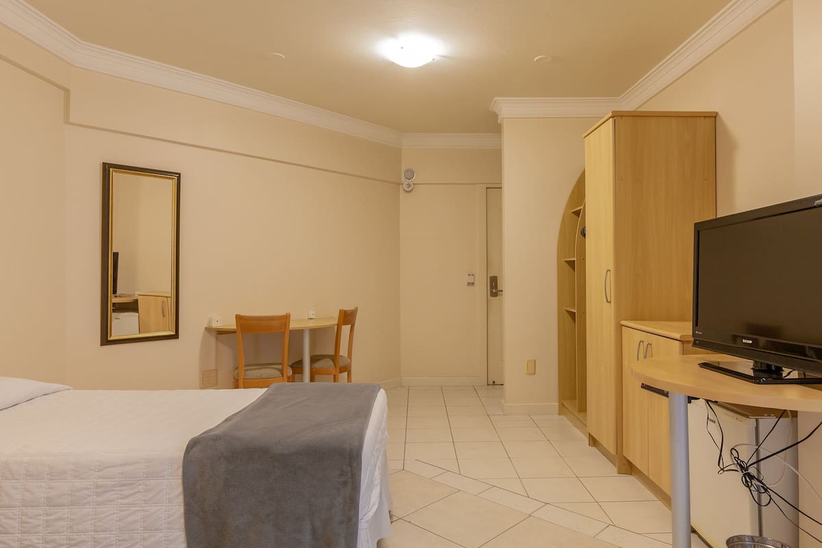 Deluxe Twin Room, 2 Twin Beds | Minibar, in-room safe, desk, blackout drapes