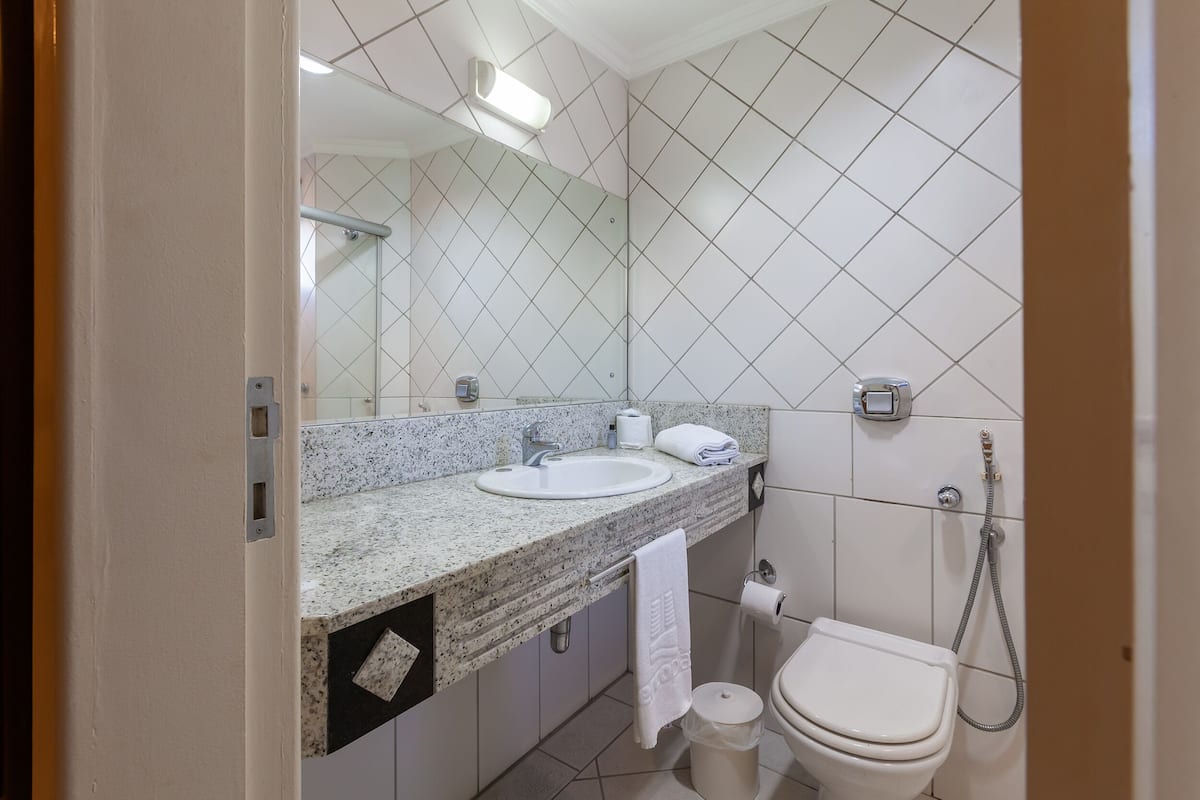 Standard Double Room | Bathroom | Shower, rainfall showerhead, hair dryer, towels