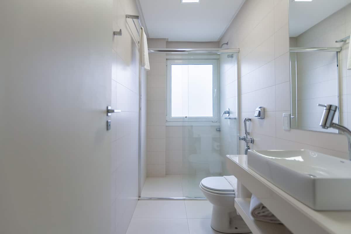 Superior Single Room | Bathroom | Shower, rainfall showerhead, hair dryer, towels