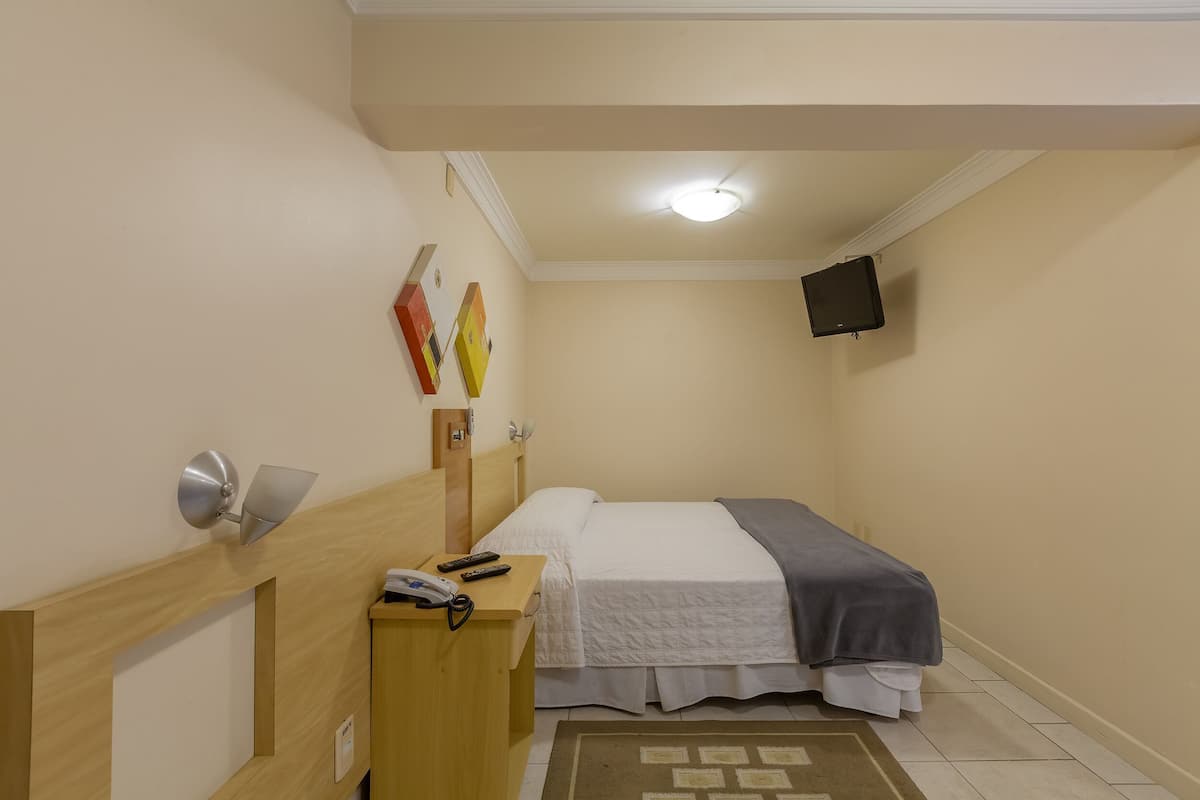 Minibar, caja de seguridad en la habitación y escritorio