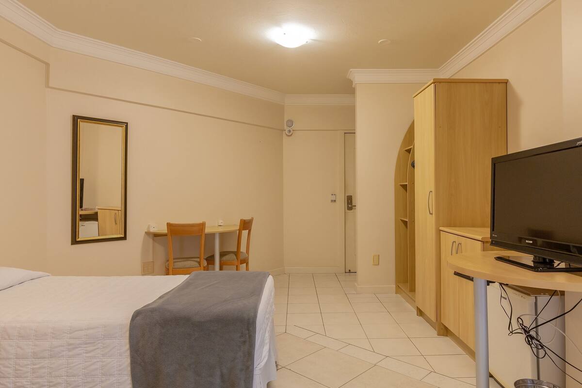 Minibar, safe på rommet, skrivebord og blendingsgardiner