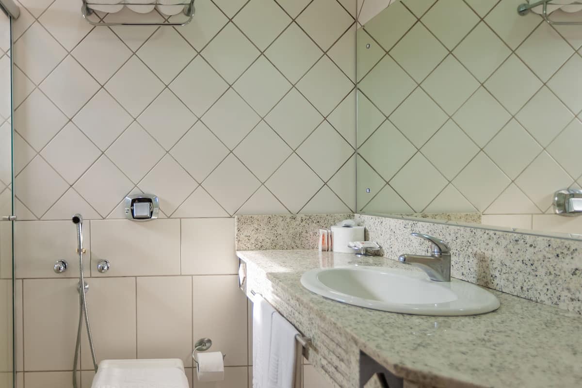 Deluxe Triple Room | Bathroom | Shower, rainfall showerhead, hair dryer, towels