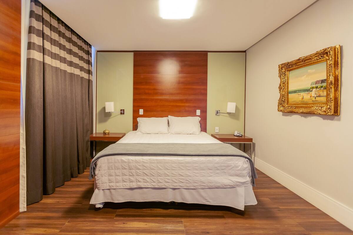 Minibar, safe på rommet, skrivebord og blendingsgardiner