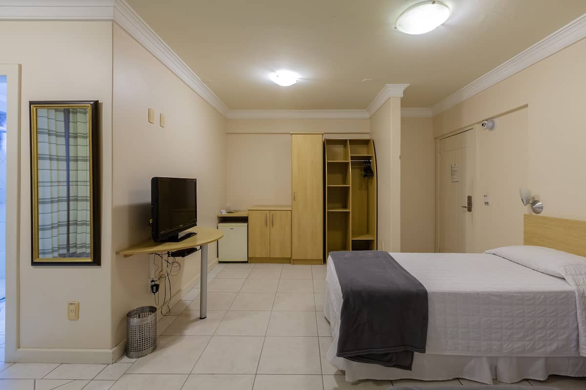 Deluxe Single Room | Minibar, in-room safe, desk, blackout drapes